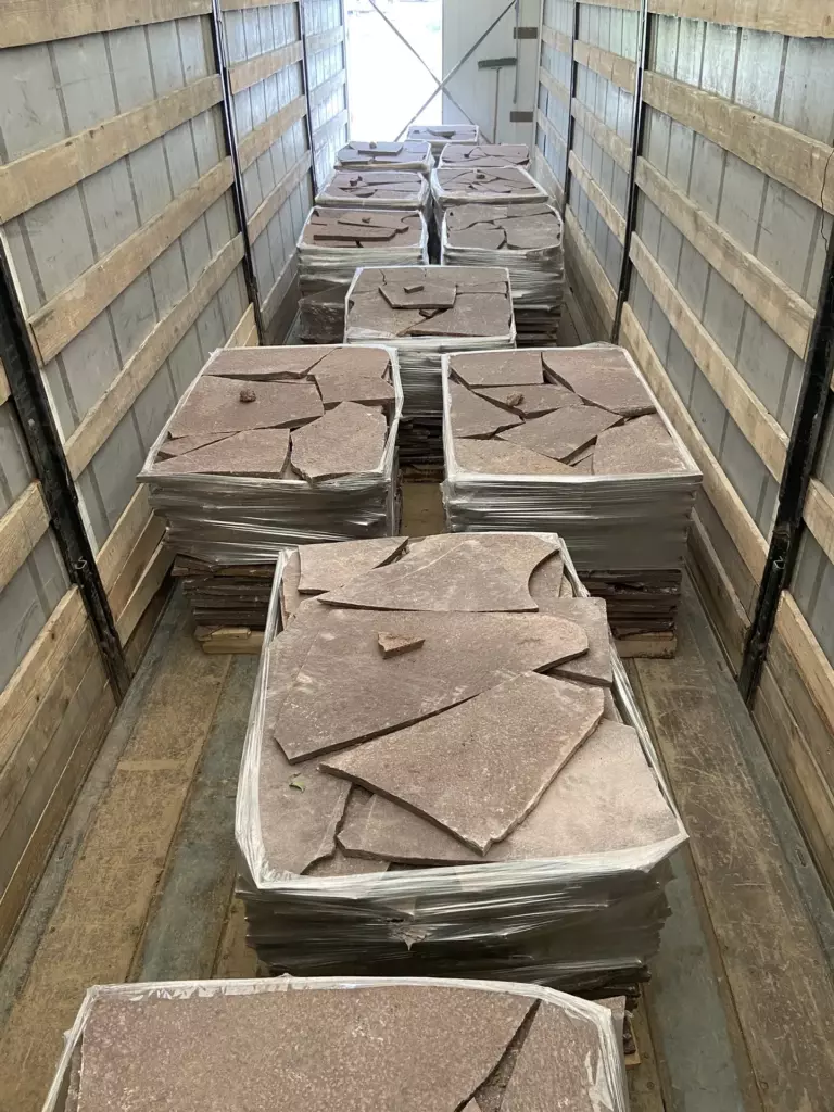 Лемезит, для мощения дорожек, 30-35 мм, плитняк красный бордовый